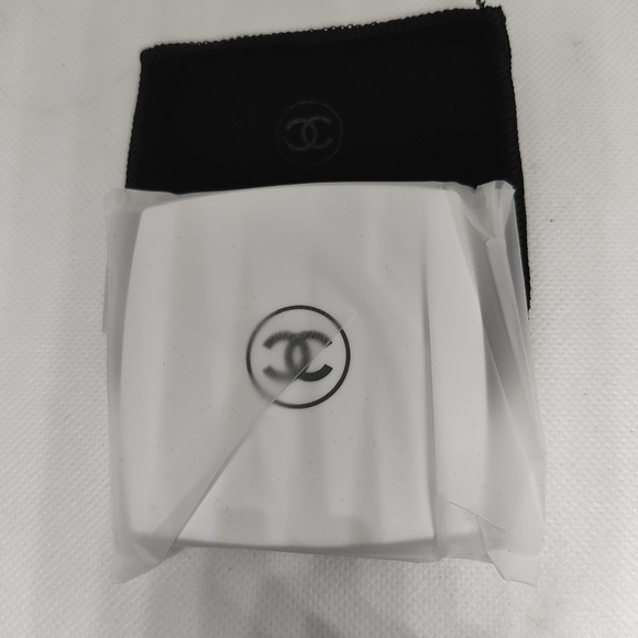 White With Black Lettering Double Facettes Compact Mirror - Picture 6 of 9